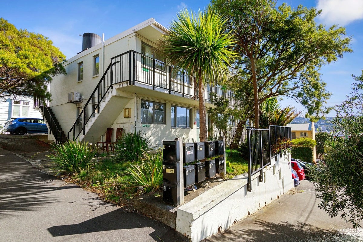 9/4 Derby Street, Mount Victoria, Wellington - Carousel 14