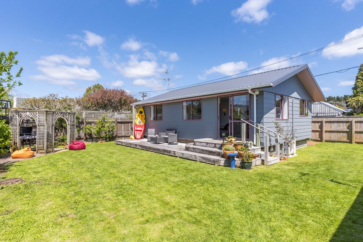 0 , Waikanae Beach - Carousel 2