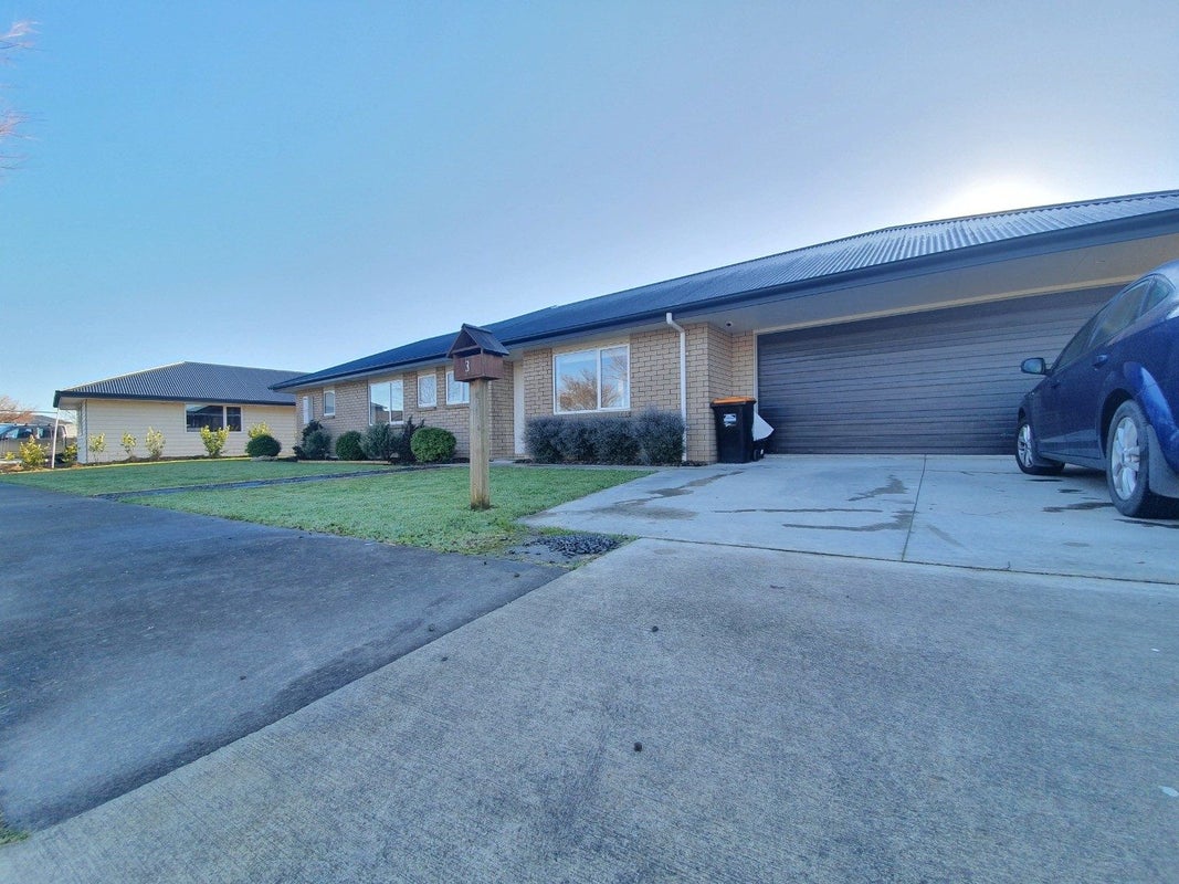 3 Gibraltar Way, Fitzherbert, Palmerston North - Carousel 1