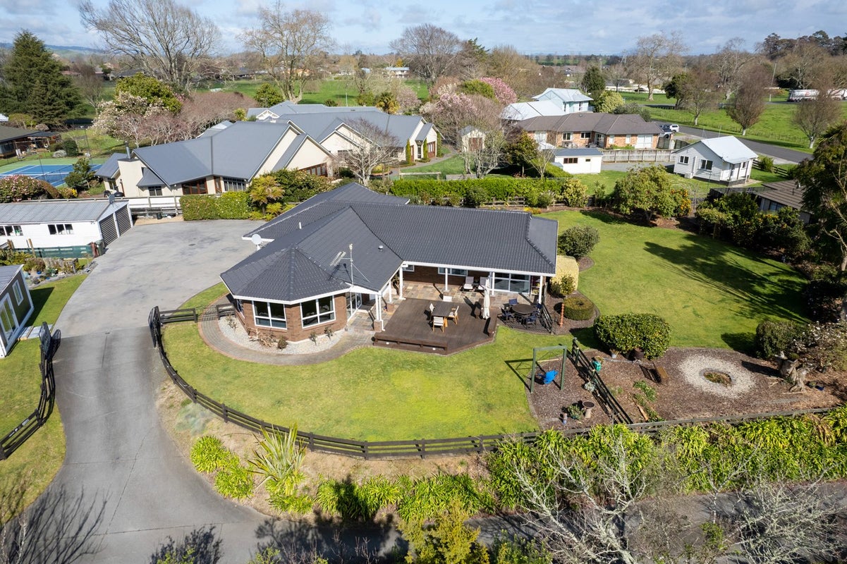 10 Rowling Place, Leamington, Cambridge - Carousel 2
