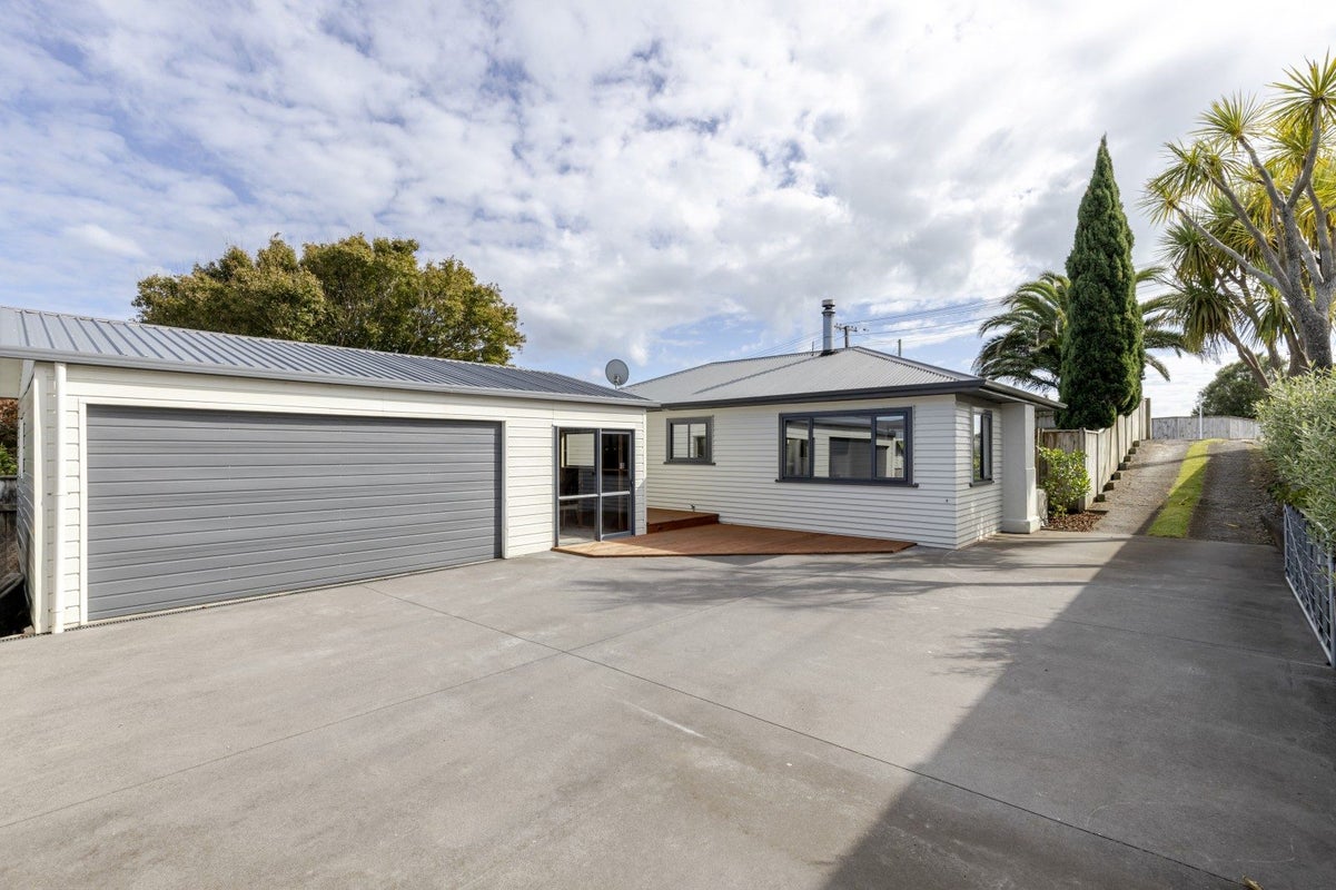 1 Ranfurly Street, Frankleigh Park, New Plymouth - Carousel 1