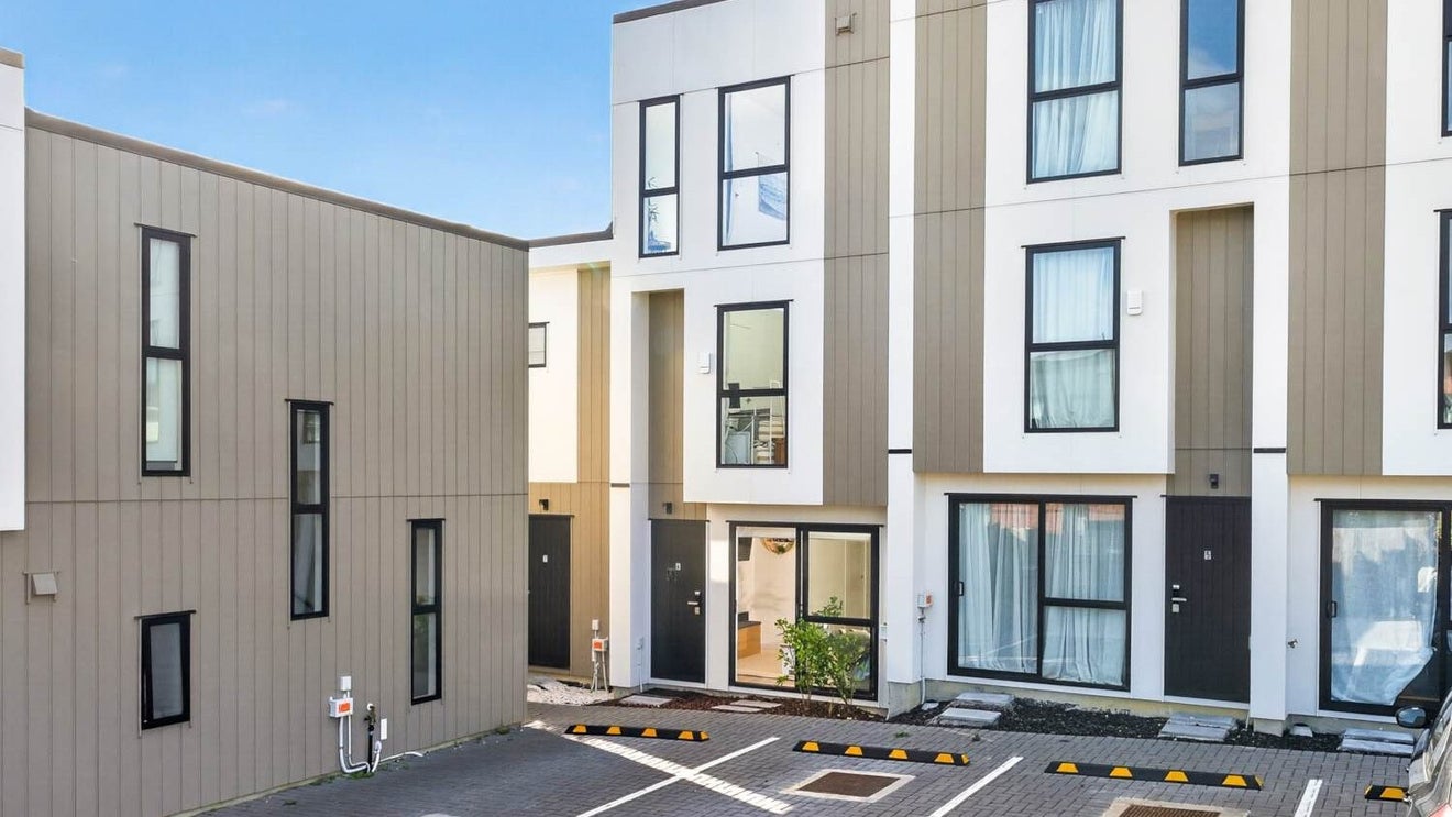 6/38 Kaikoura Street, Henderson, Auckland - Carousel 1