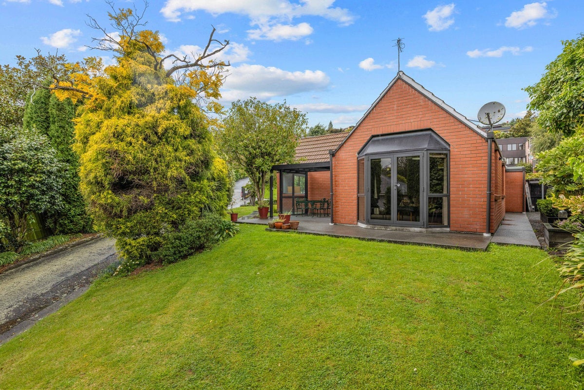 1/3 Karitane Drive, Cashmere, Christchurch - Carousel 1