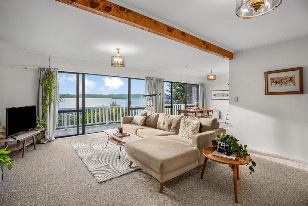 15 KARAKA ST , MURITAI, EASTBOURNE - Carousel 1