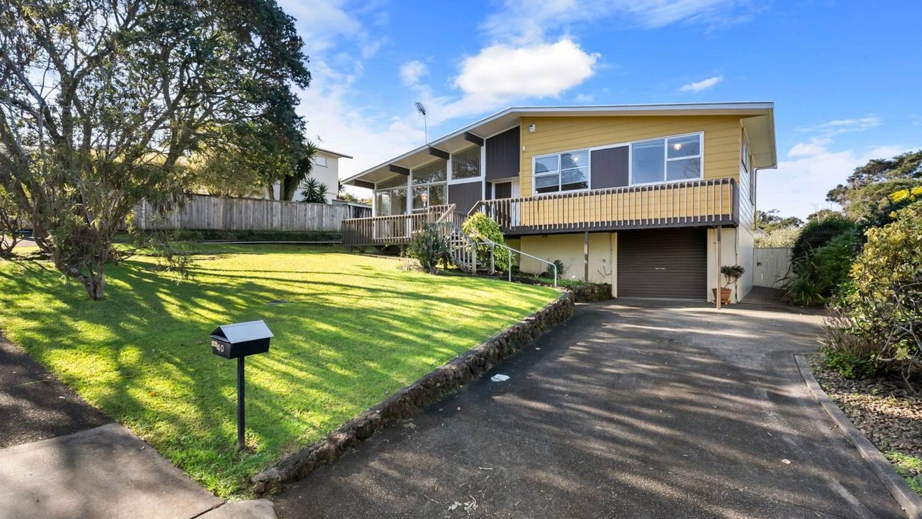 40 Easton Park Parade, Glenfield, Auckland - Carousel 1
