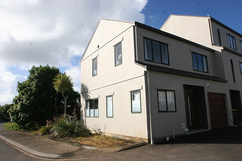 8/12 Ambrico Place, New Lynn, Auckland - Carousel 1