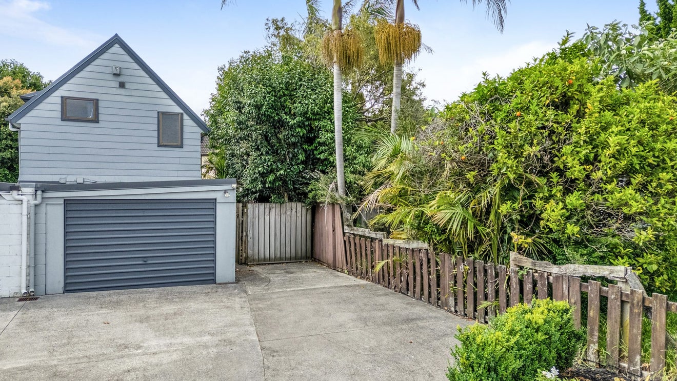 2/31 Challen Close, Conifer Grove, Takanini - Carousel 1