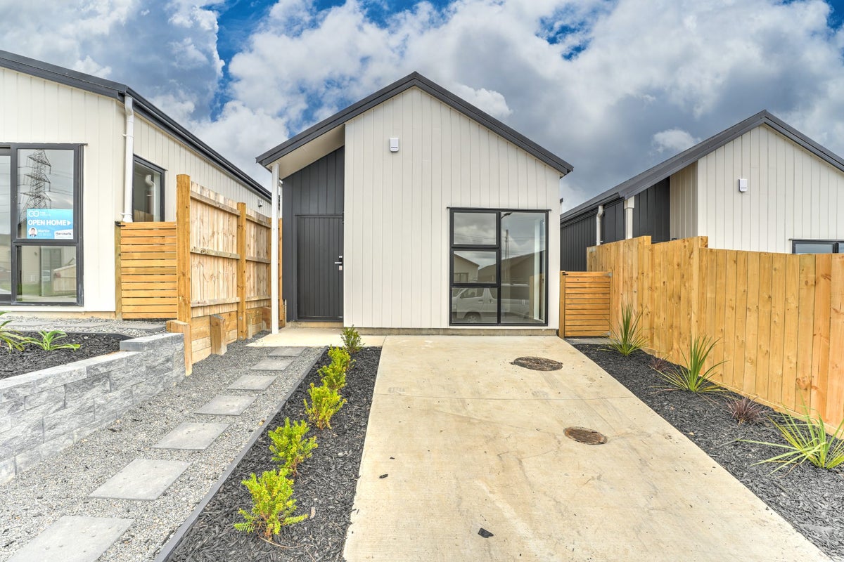 15 Horokaka Street, Massey, Auckland - Carousel 1