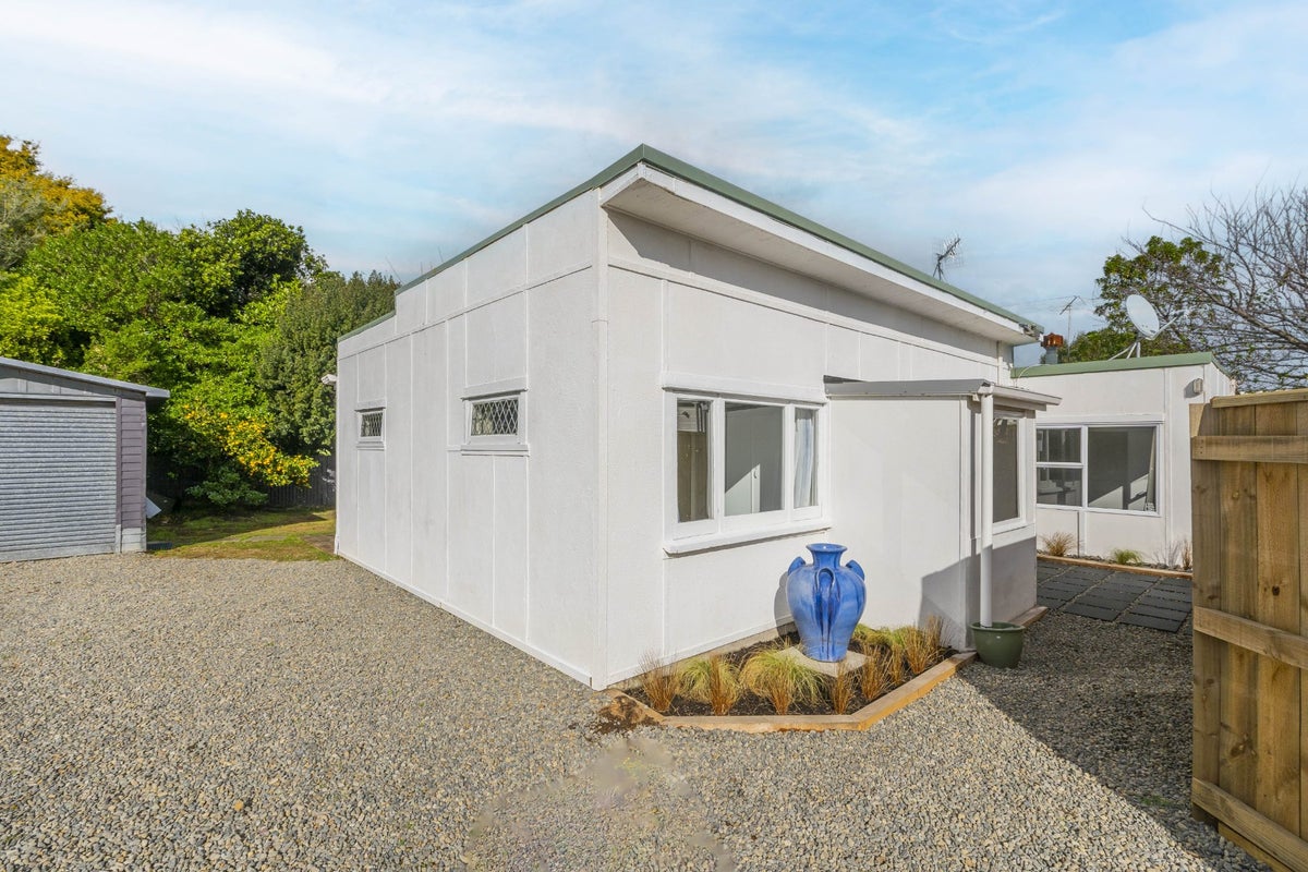 8B Hurley Road, Paraparaumu Beach, Paraparaumu - Carousel 1