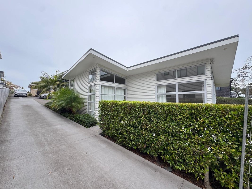 8A Glenfield Road, Birkenhead, Auckland - Carousel 1