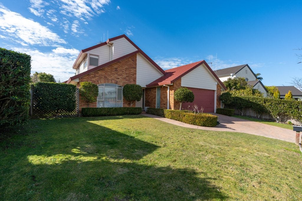 10 Montrose Crescent, Huntington, Hamilton - Carousel 1