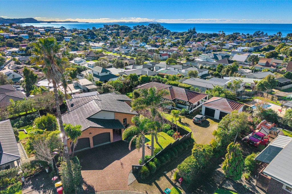 24 Halldene Terrace, Red Beach, Whangaparaoa - Carousel 1