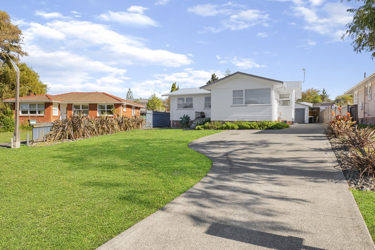 10 Firle Place, Green Bay, Auckland - Carousel 2