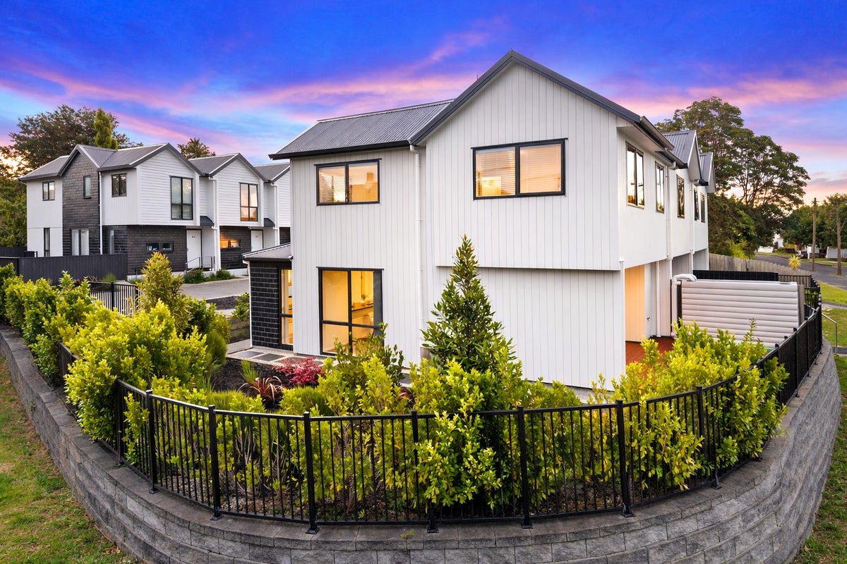 1/3 Arlington Street, Waterview, Auckland - Carousel 1