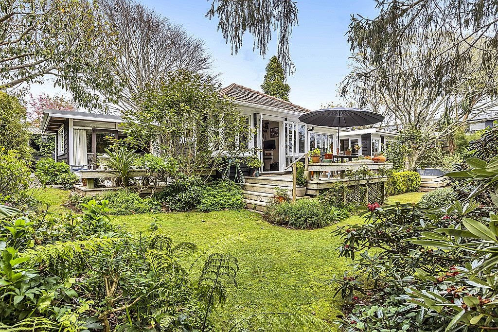 8 Sequoia Grove, Merrilands, New Plymouth - Carousel 1