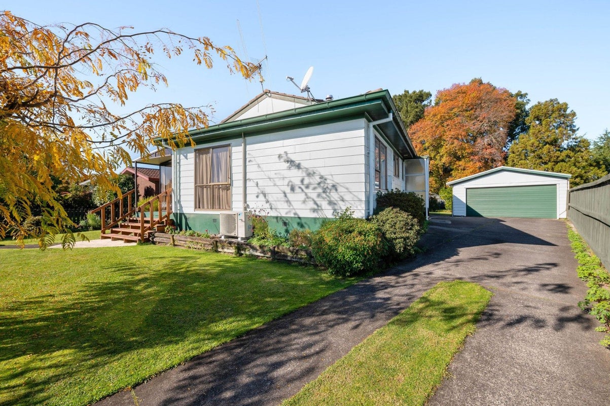 17 Hibiscus Avenue, Hamilton Lake, Hamilton - Carousel 2