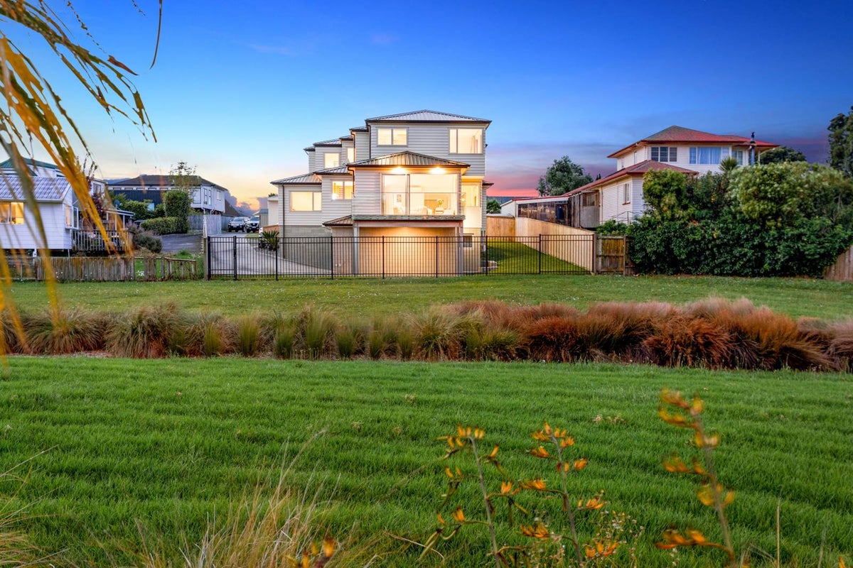 22B Halyard Place, Te Atatu Peninsula, Auckland - Carousel 1