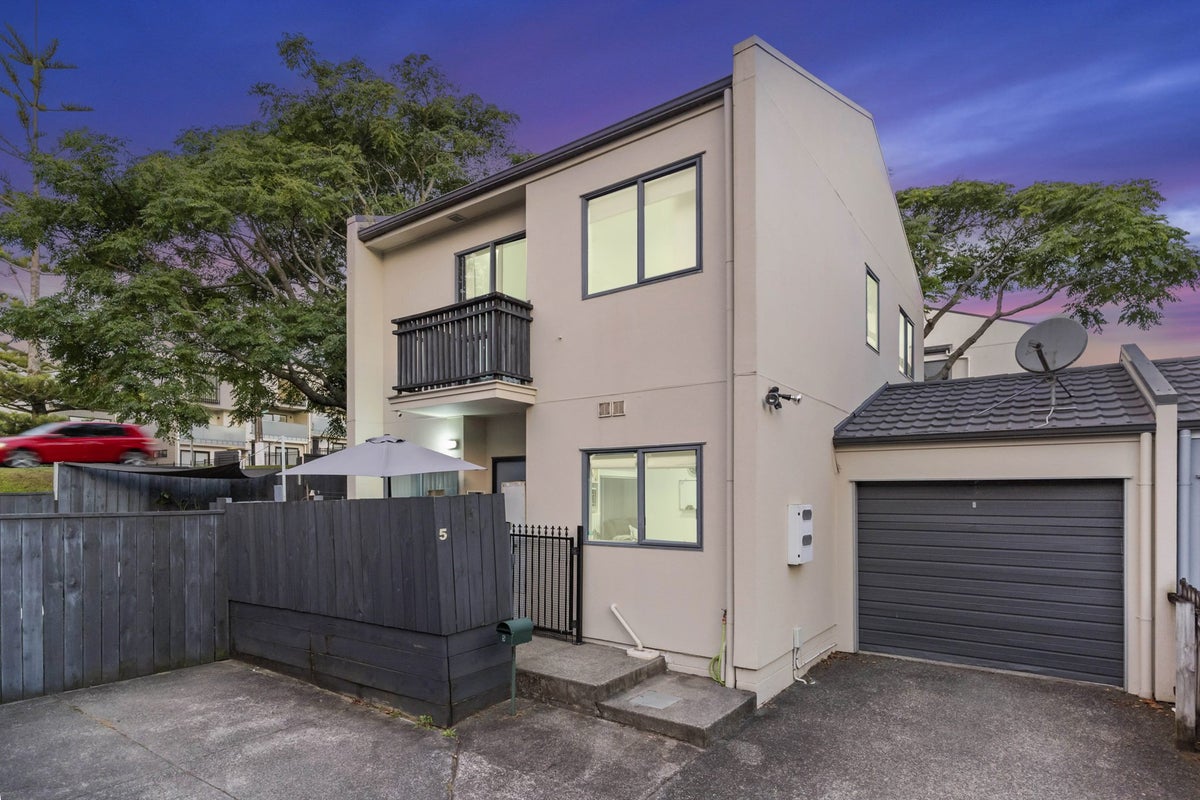 5 Sun Place, Henderson, Auckland - Carousel 2