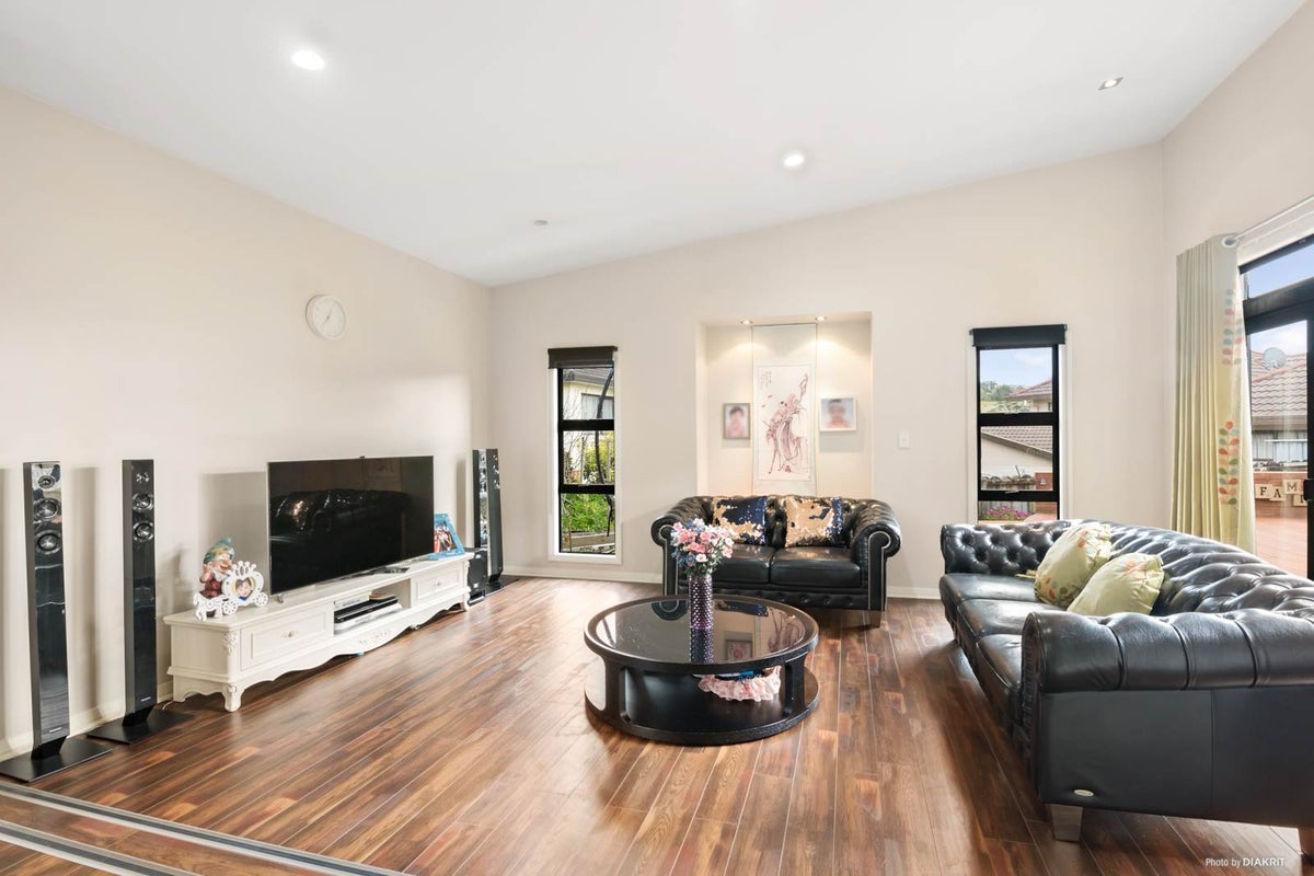 13 Medallion Drive, Oteha, Auckland - Carousel 2