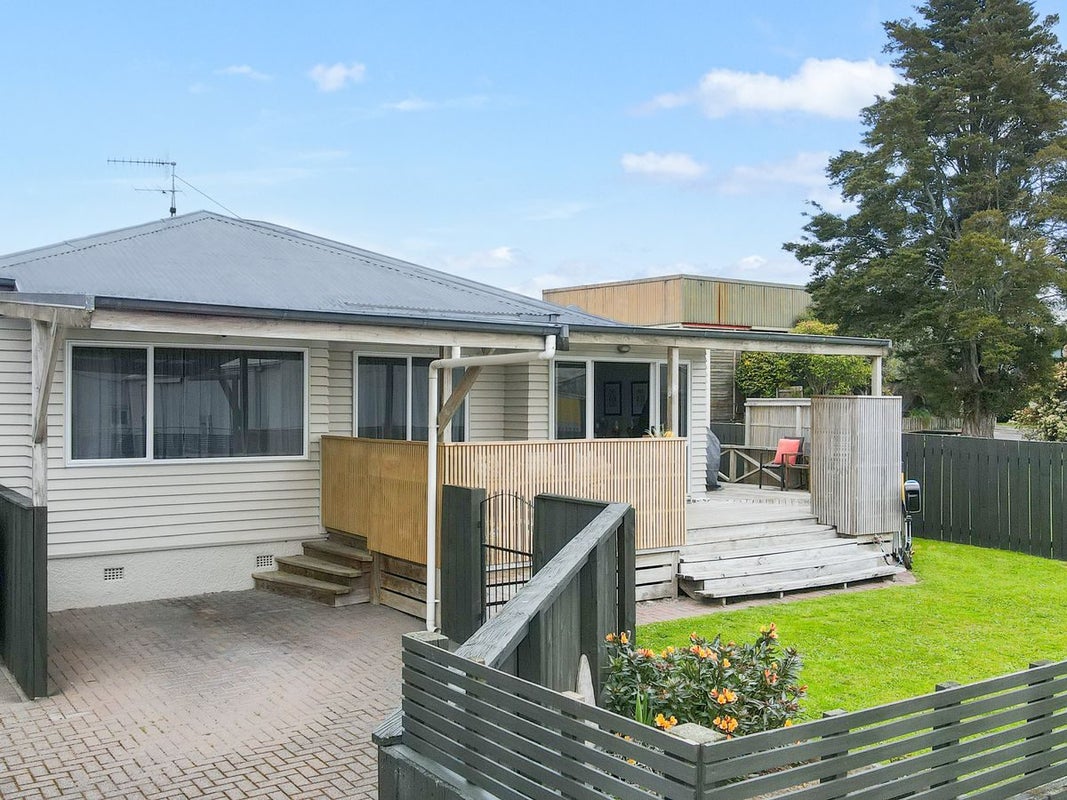 11 Russell Road, Fairy Springs, Rotorua - Carousel 1