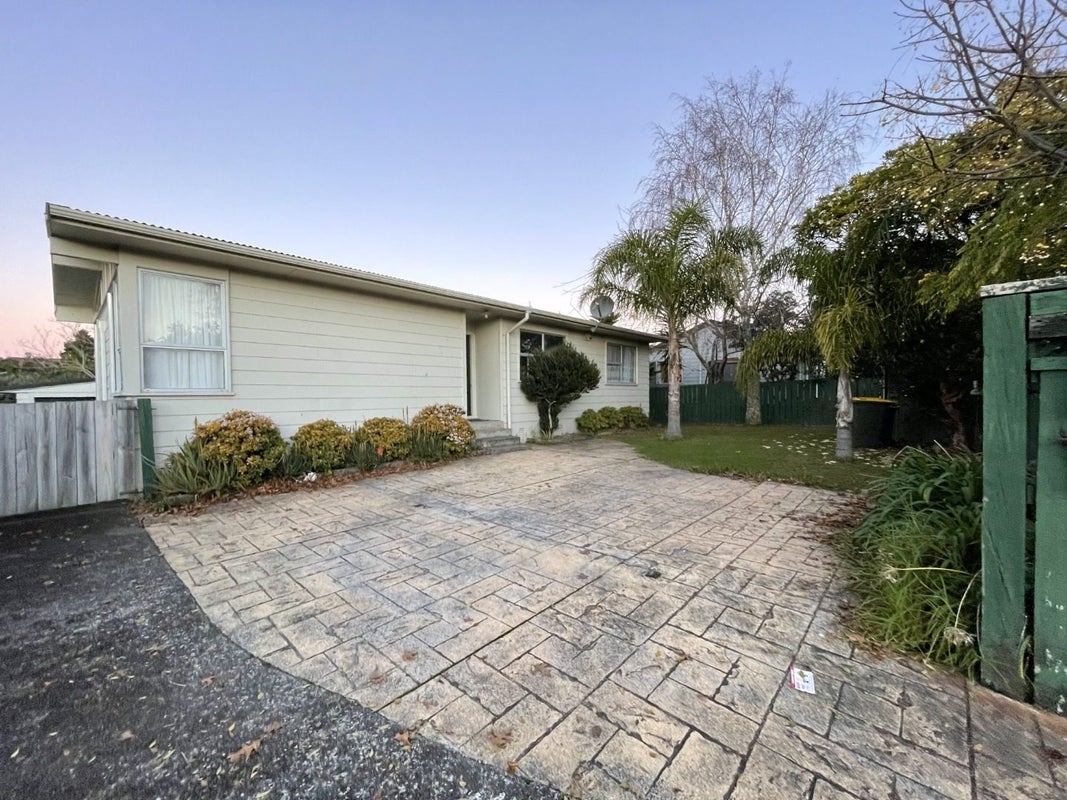 4 Glynnbrooke Street, Te Atatu South, Auckland - Carousel 1