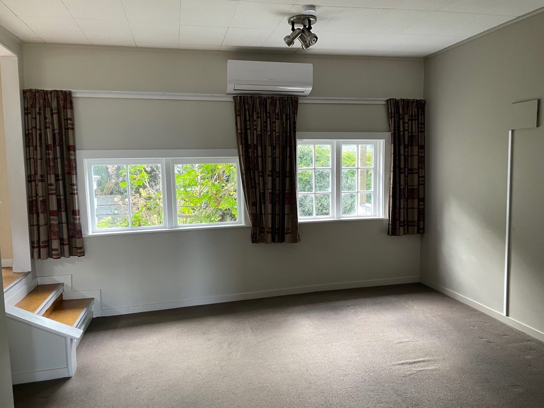 23 Totara Street, Eastbourne, Lower Hutt - Carousel 1