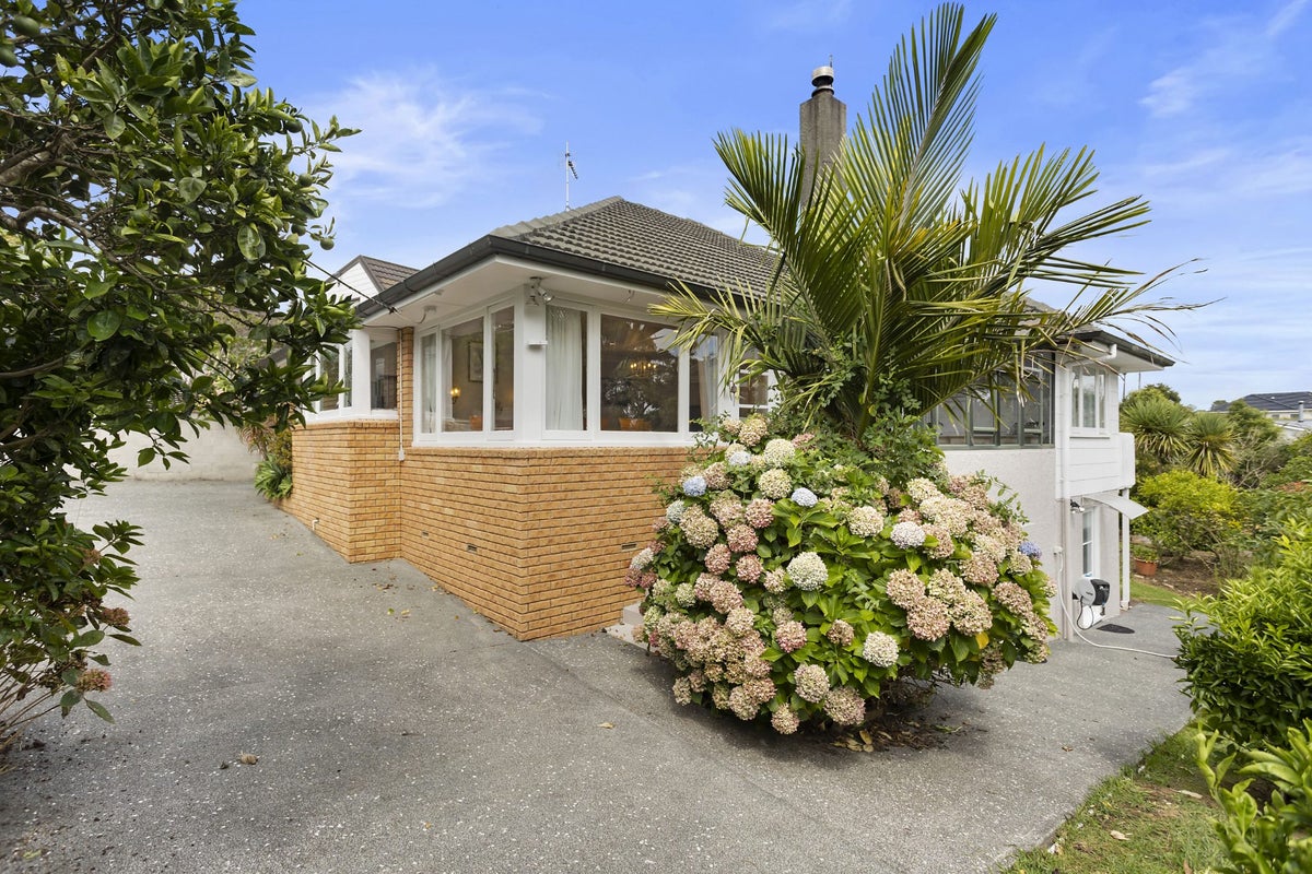 42 Roseberry Avenue, Birkenhead, Auckland - Carousel 1