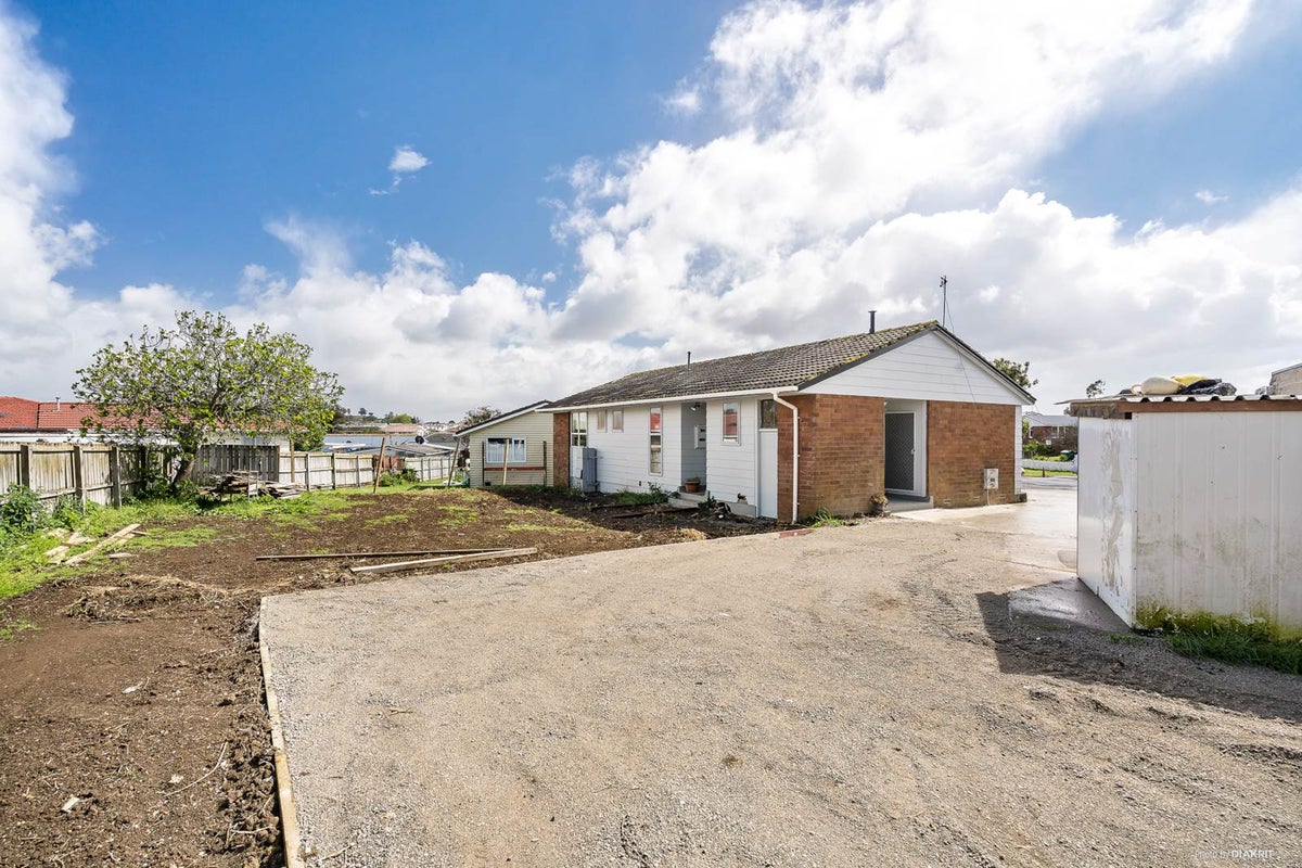 11 Chine Place, Favona, Auckland - Carousel 2