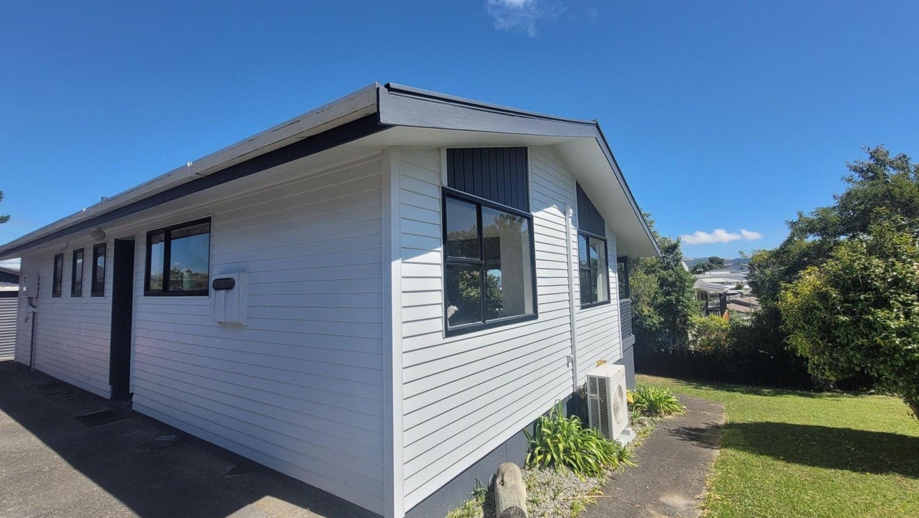10 Sombrero View, Ascot Park, Porirua - Carousel 1