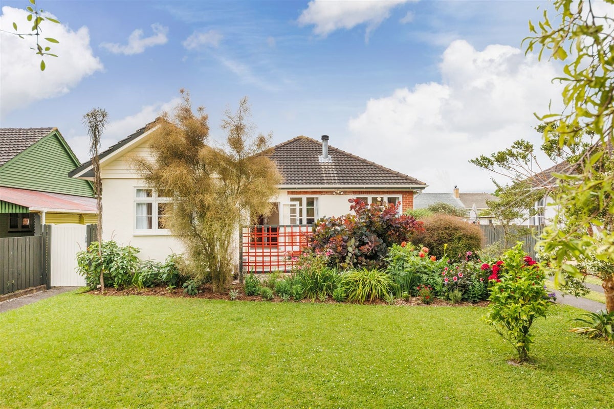 55 Savage Crescent, West End, Palmerston North - Carousel 22