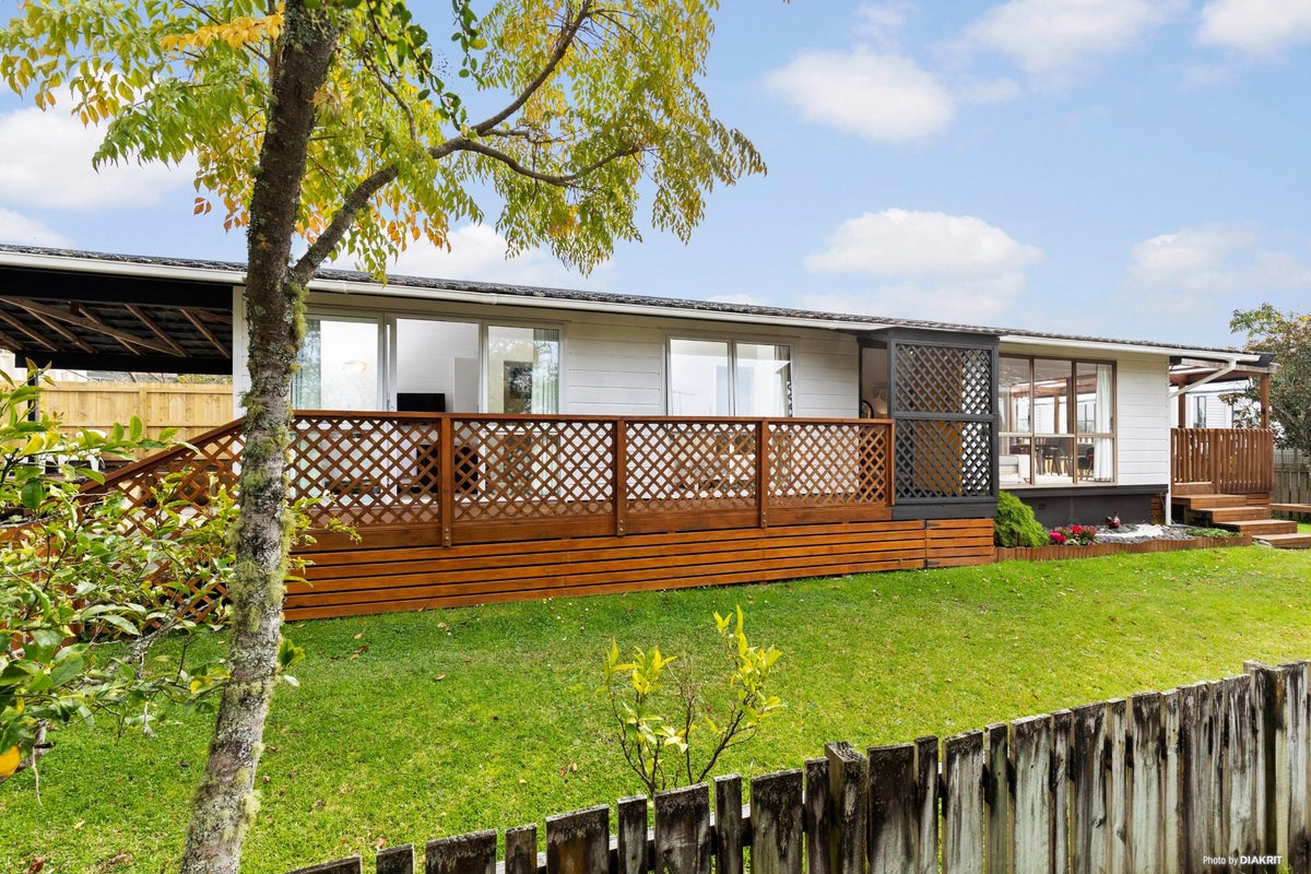 1/27 Ayton Drive, Totara Vale, Auckland - Carousel 1