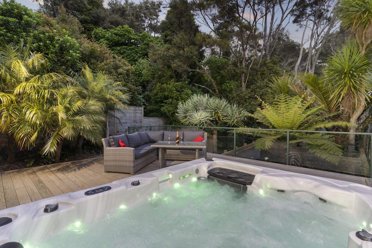 10 Capilano Place, Glenfield, Auckland - Carousel 2