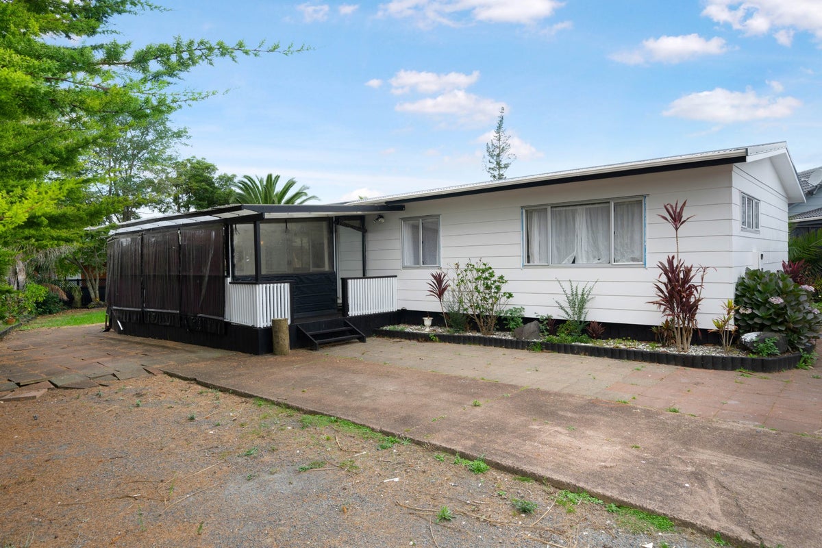 22 Taranui Place, Henderson, Auckland - Carousel 1