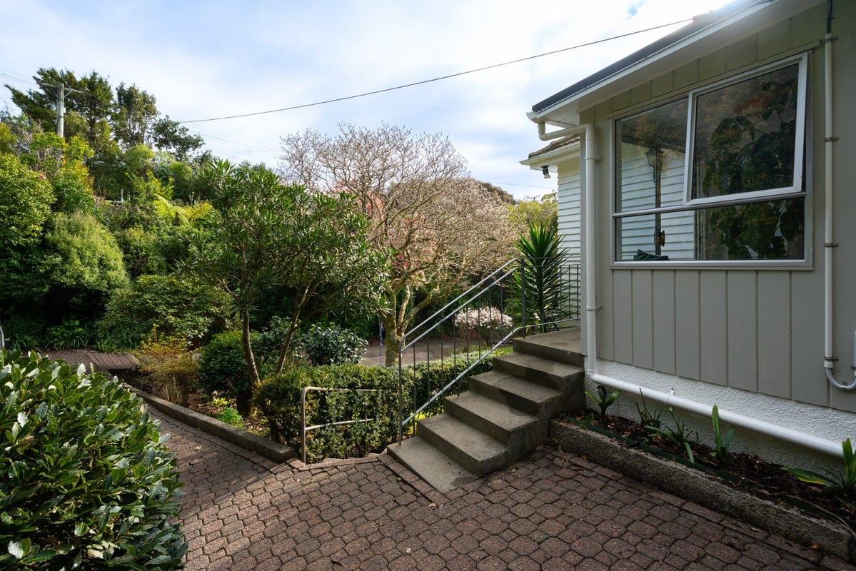 15 Ngatitoa Street, Tawa, Wellington - Carousel 2