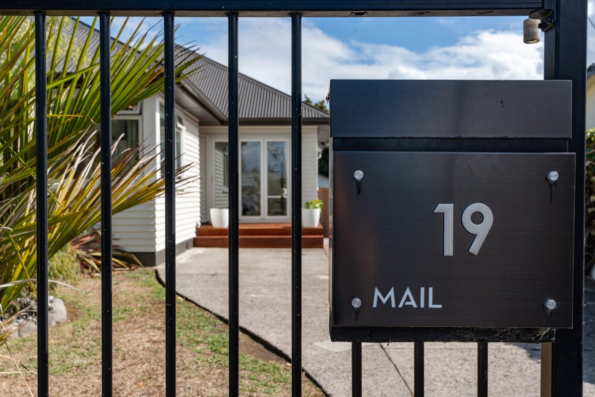 19 Nixon Street, Hamilton East, Hamilton - Carousel 28