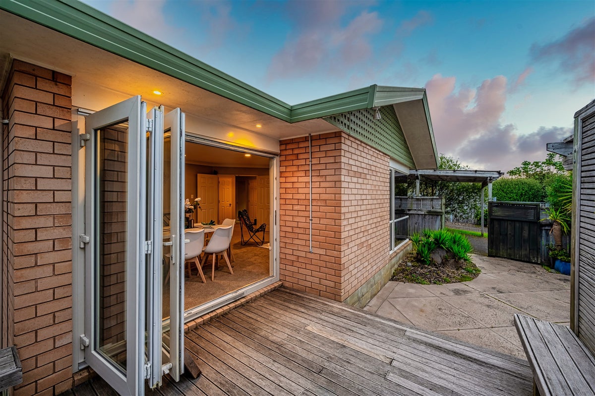 2/116 Meadowland Drive, Somerville, Auckland - Carousel 1