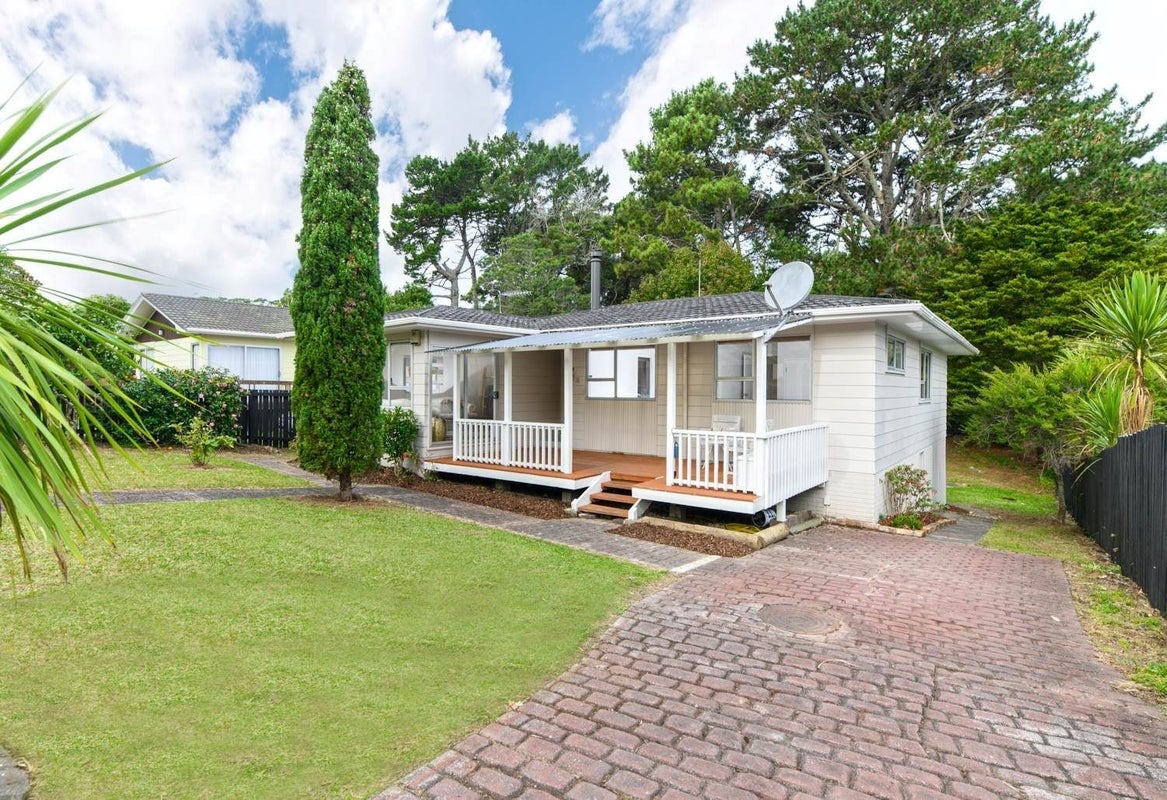 31 Lavery Place, Sunnynook, Auckland - Carousel 1