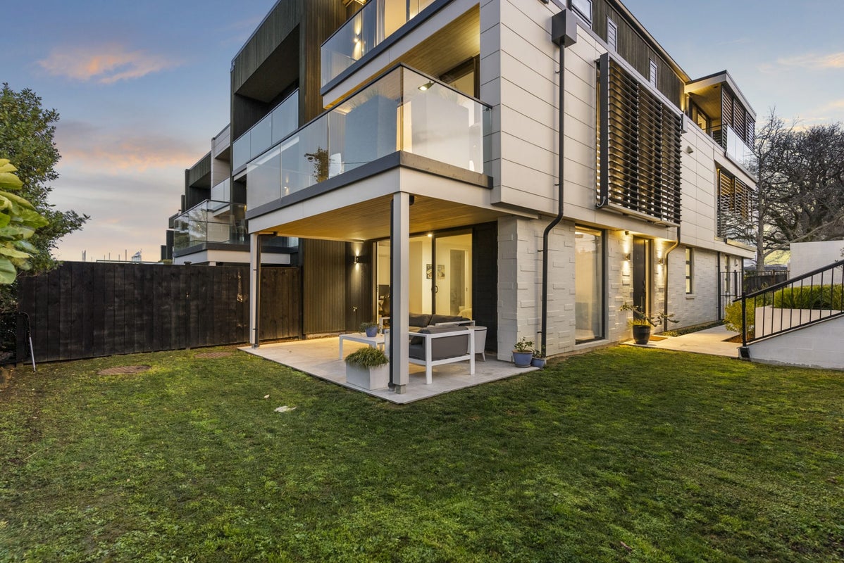 2 Macbeth Court, Milford, Auckland - Carousel 1