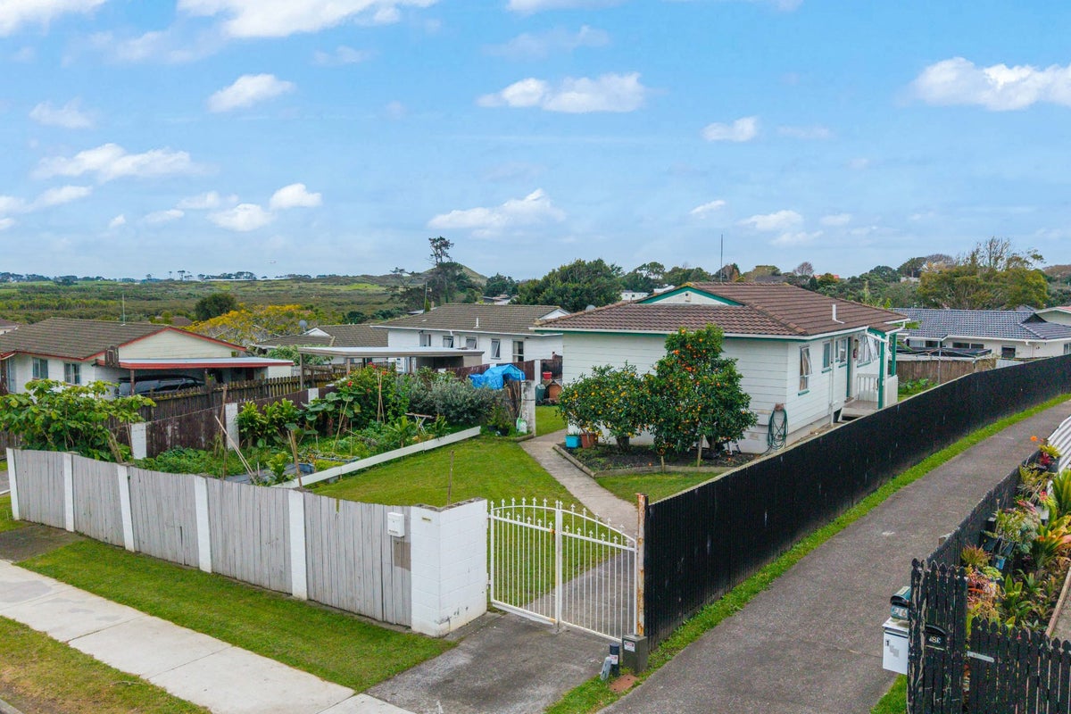 4 Bundena Place, Clendon Park, Auckland - Carousel 2