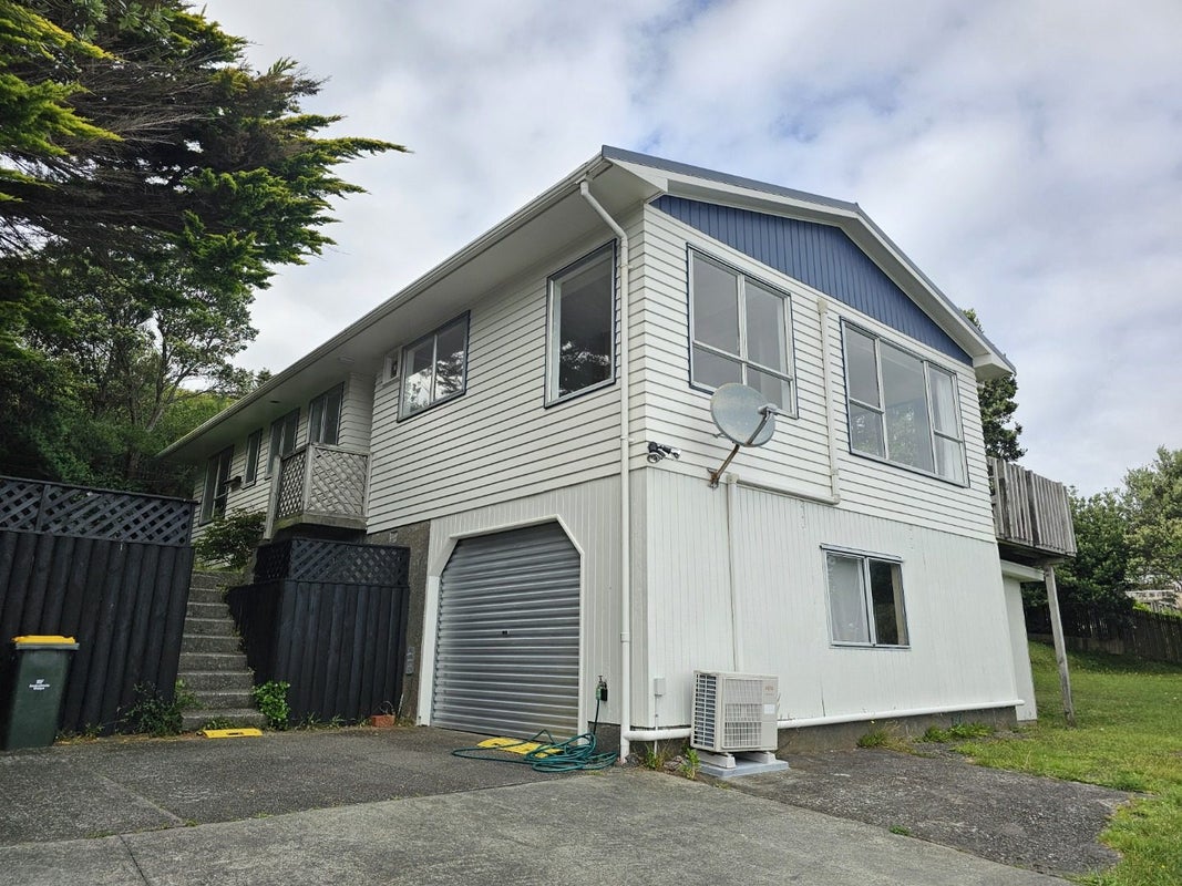 121 Conclusion Street, Ascot Park, Porirua - Carousel 1