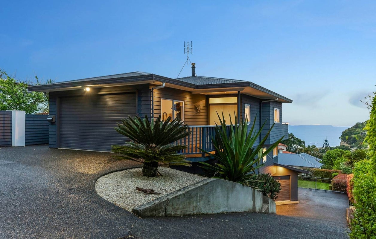 286 Whangaparaoa Road, Red Beach, Whangaparaoa - Carousel 2