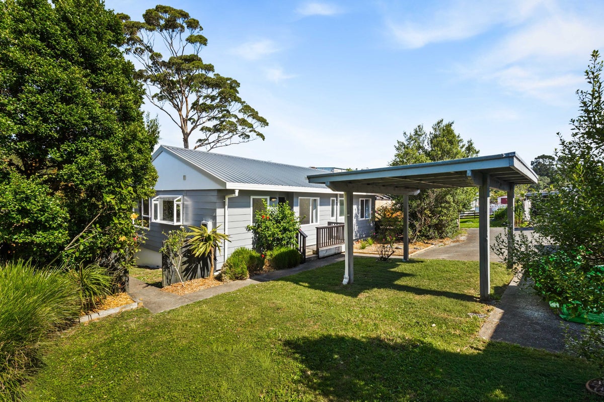 41 Meadowvale Rise, Titirangi, Auckland - Carousel 1
