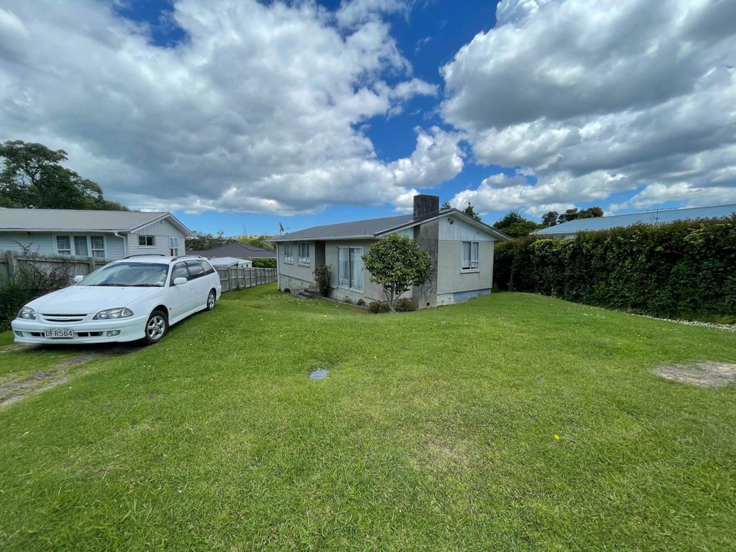 10 Wylie Avenue, Sunnynook, Auckland - Carousel 1