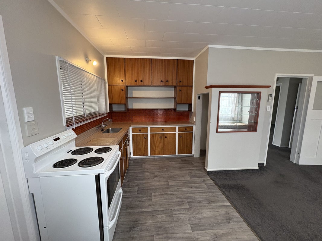 611 Avenue Road West, Saint Leonards, Hastings - Carousel 14