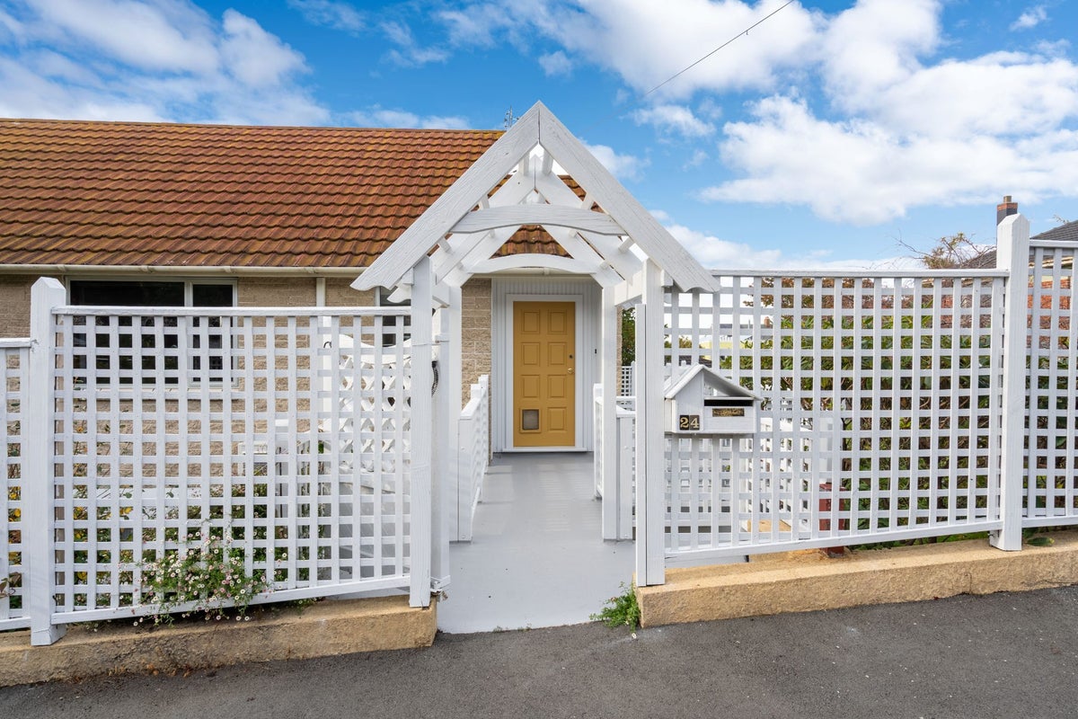 24 Pollock Street, Maori Hill, Dunedin - Carousel 1