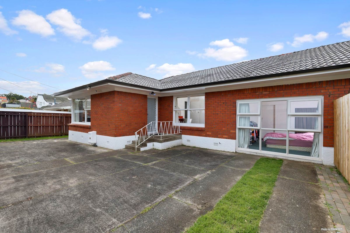 1/35A Tawera Road, Greenlane, Auckland - Carousel 1