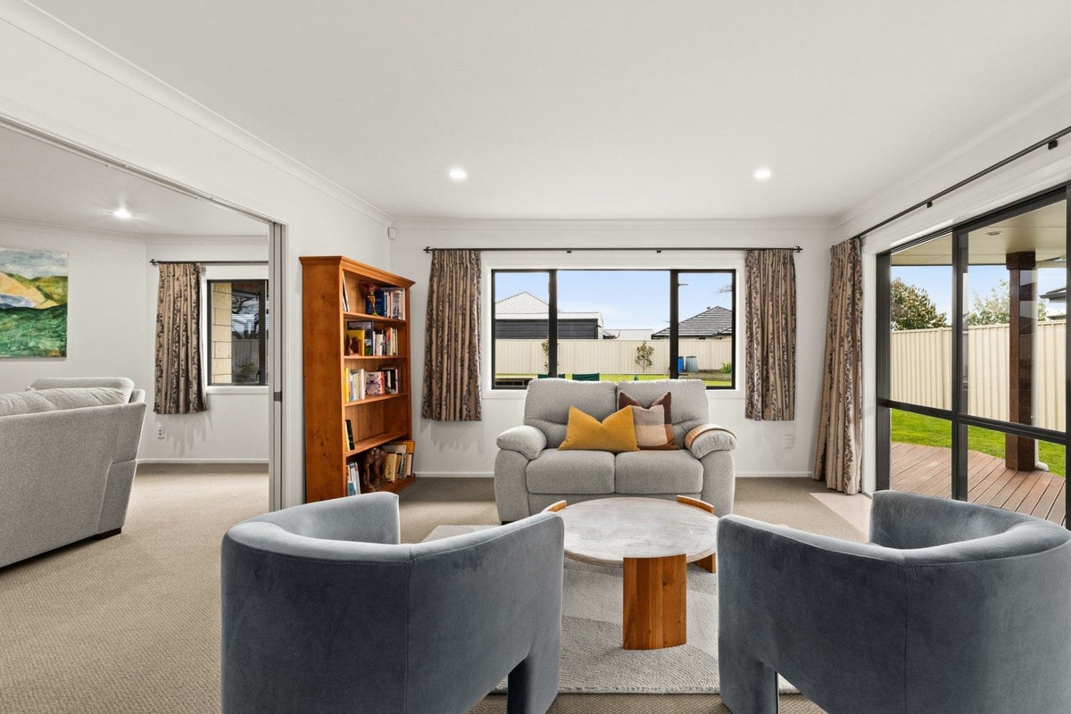 5 Lardon Place, Frimley, Hastings - Carousel 2