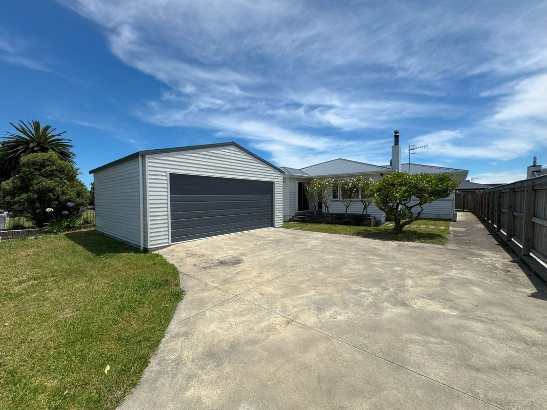 9 Belvedere Crescent, Takaro, Palmerston North - Carousel 1