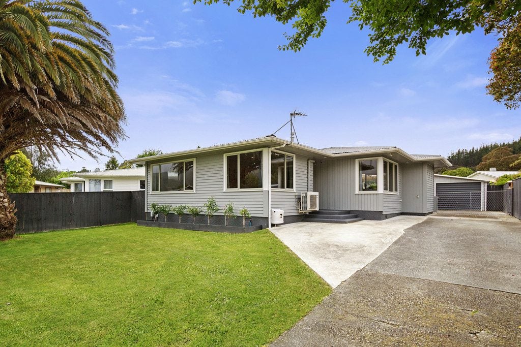 4 Ponderosa Grove, Maoribank, Upper Hutt - Carousel 1