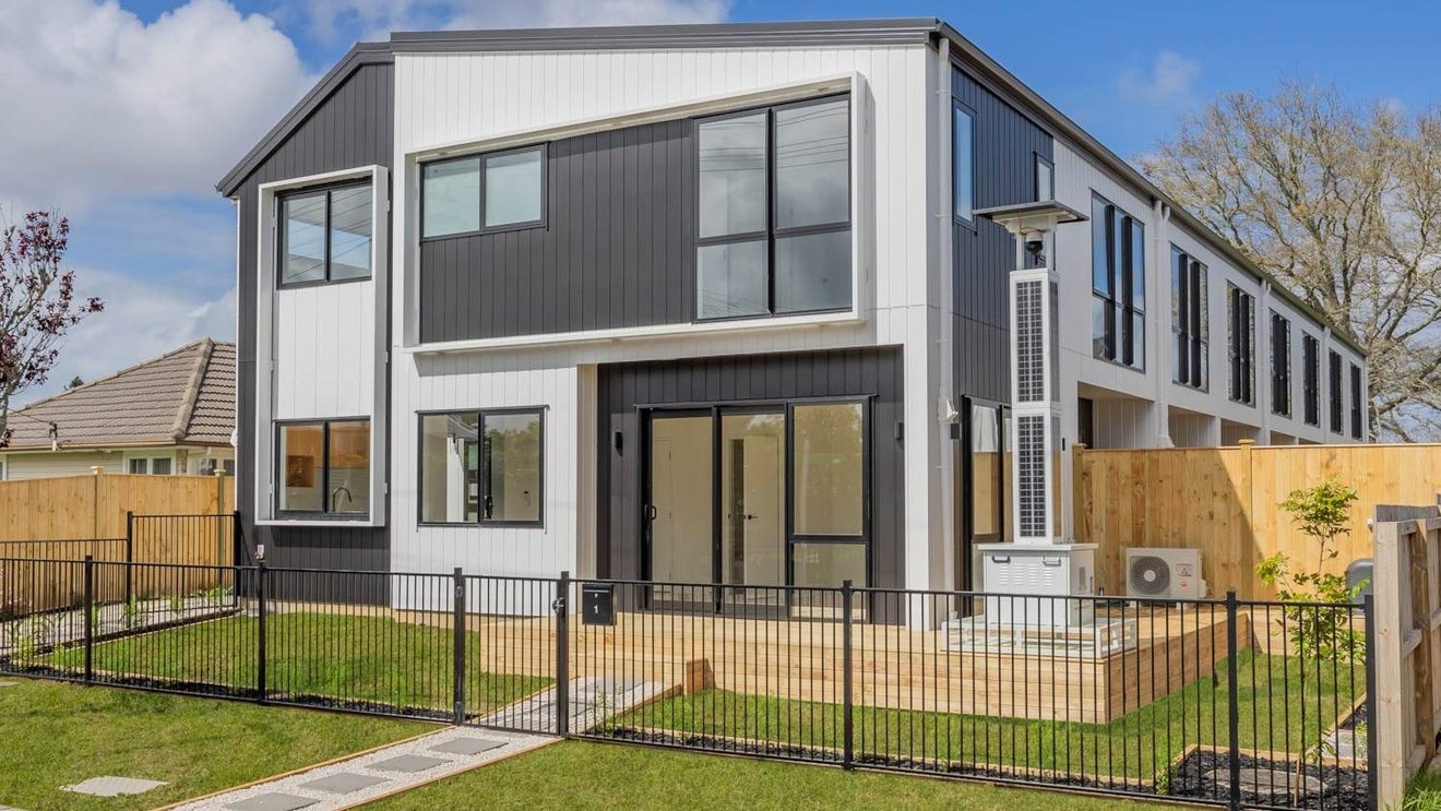1/26 Smythe Road, Henderson, Auckland - Carousel 1